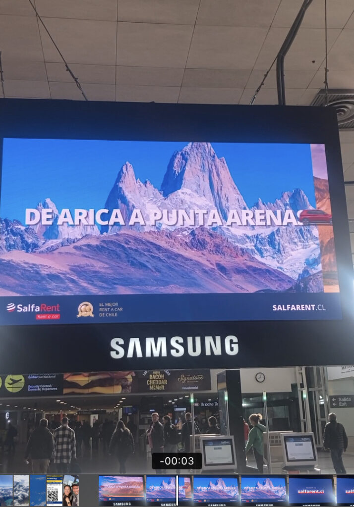 Propaganda de aeropuerto de Santiago con la foto equivocada, se muestra al Monte Fitz Roy, pero la publicidad es de Chile. Créditos: ©Felipe Howard