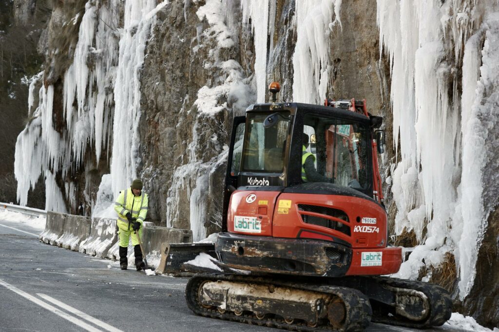 Si se deprenden carámbanos hacia carreteras, podría impactar en los vehículos y generar accidentes. Foto: Agencia EFE