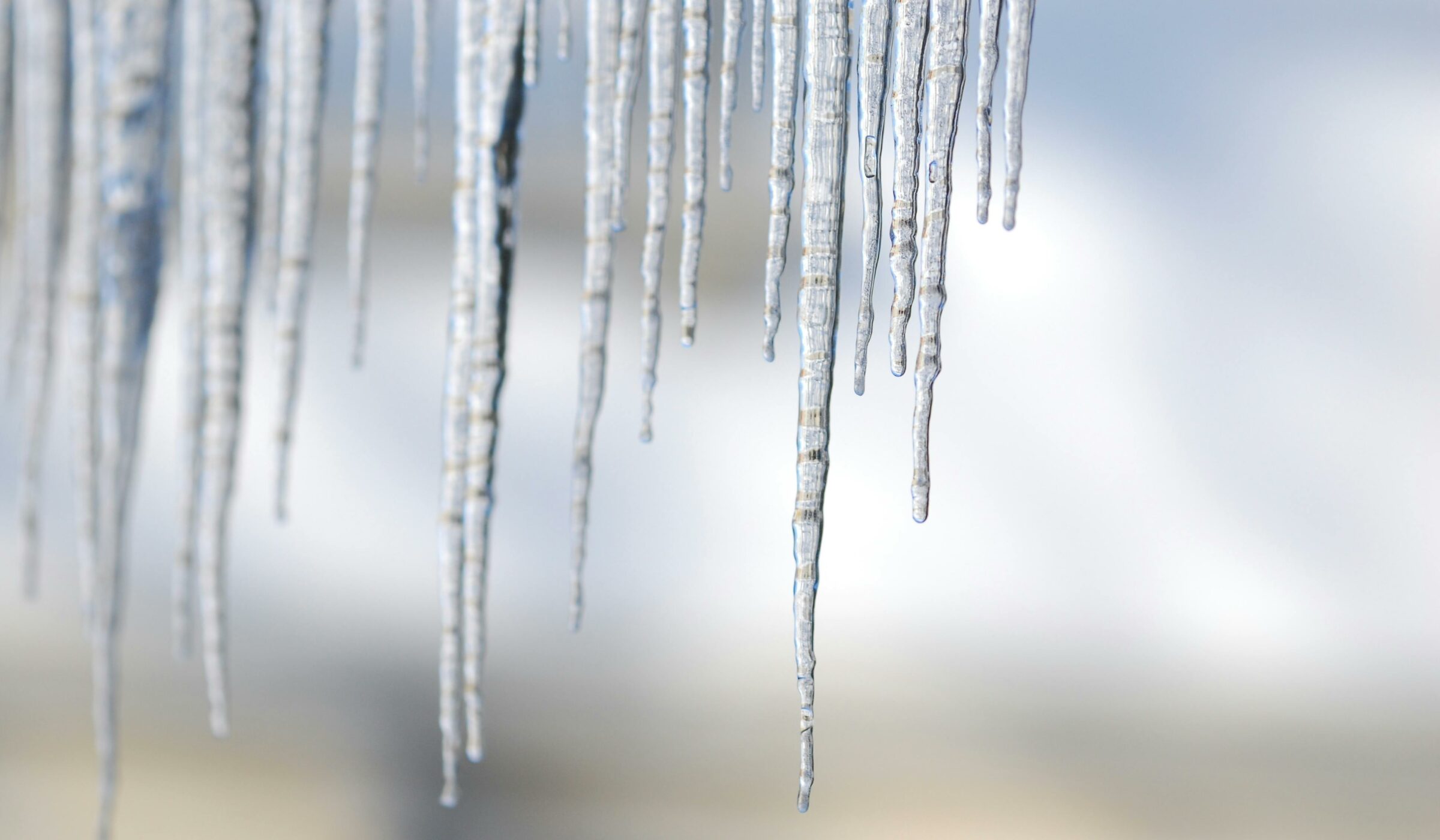 Carámbanos o estalactitas de hielo: las alargadas y cristalinas formaciones que deslumbran en el frío invierno