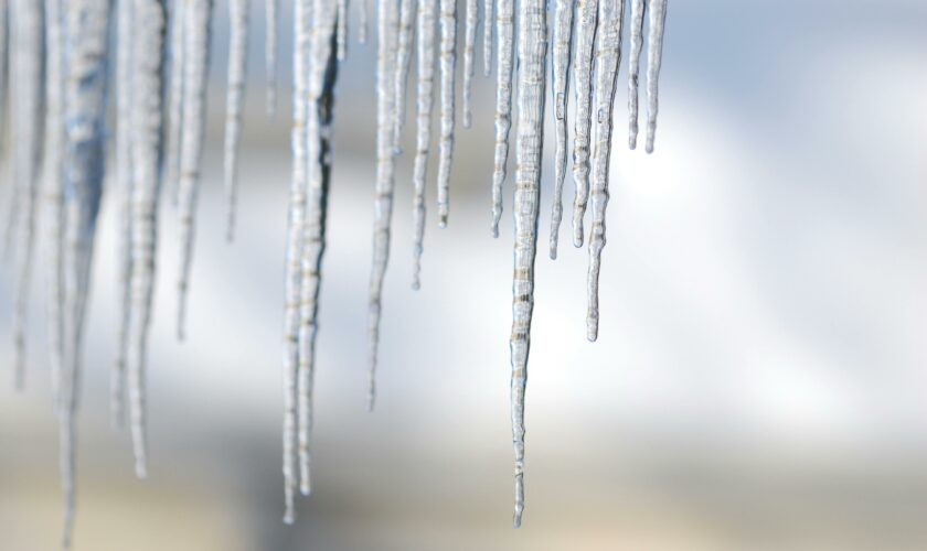 Carámbanos o estalactitas de hielo: las alargadas y cristalinas formaciones que deslumbran en el frío invierno