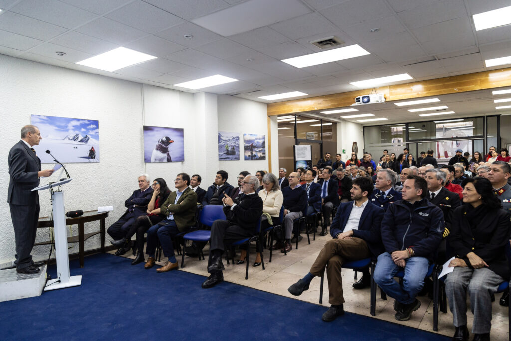 El glaciólogo asumió el 17 de julio frente a funcionarios y autoridades locales y nacionales. Foto: Cortesía INACH