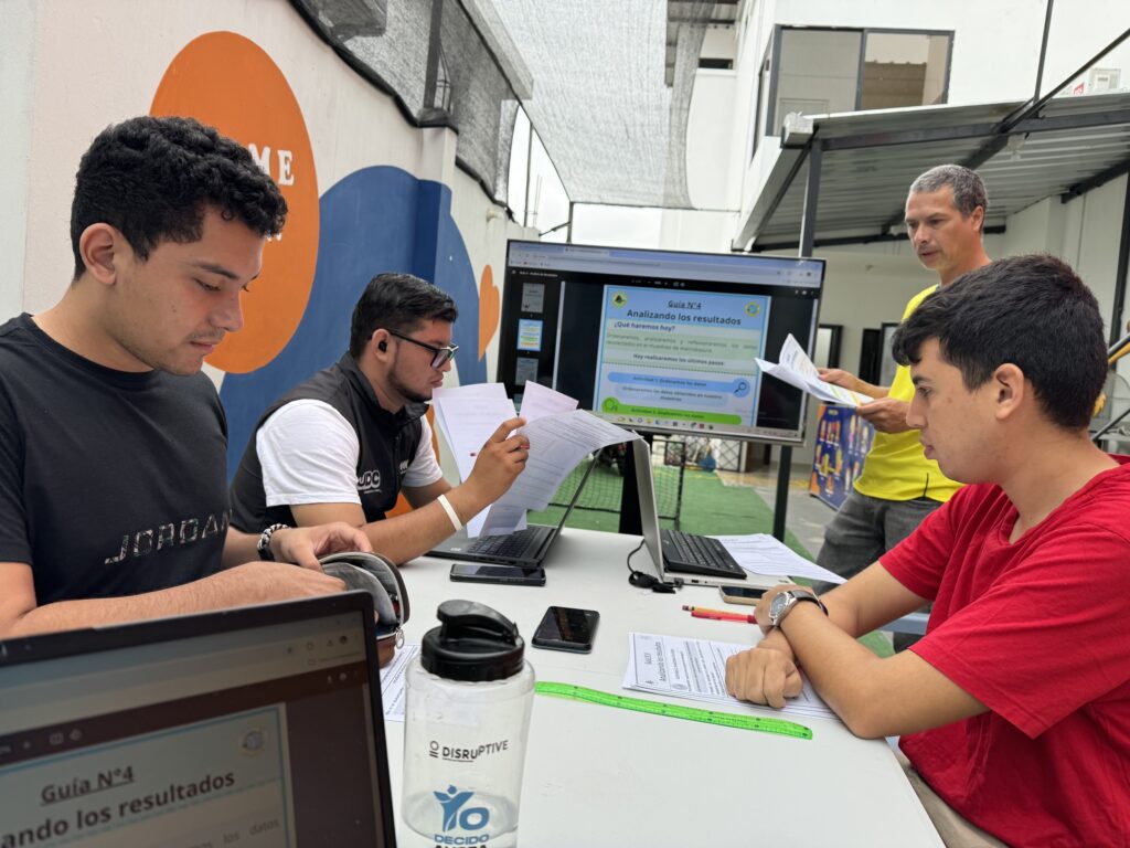 Voluntarios de la Fundación Hope analizando sus resultados con la ayuda de guías desarrolladas por Científicos de la Basura. Créditos: © Elodia Santana.