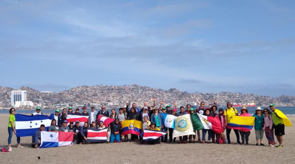 Red Internacional de Científicos de la Basura en un entrenamiento del muestreo de macrobasura en playas en Coquimbo, Chile (2020). Créditos: © Carlos Cortés.
