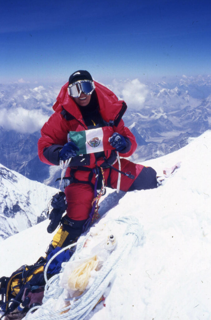 Elsa en la cumbre del Everest. Fotografía de Luis Martin.