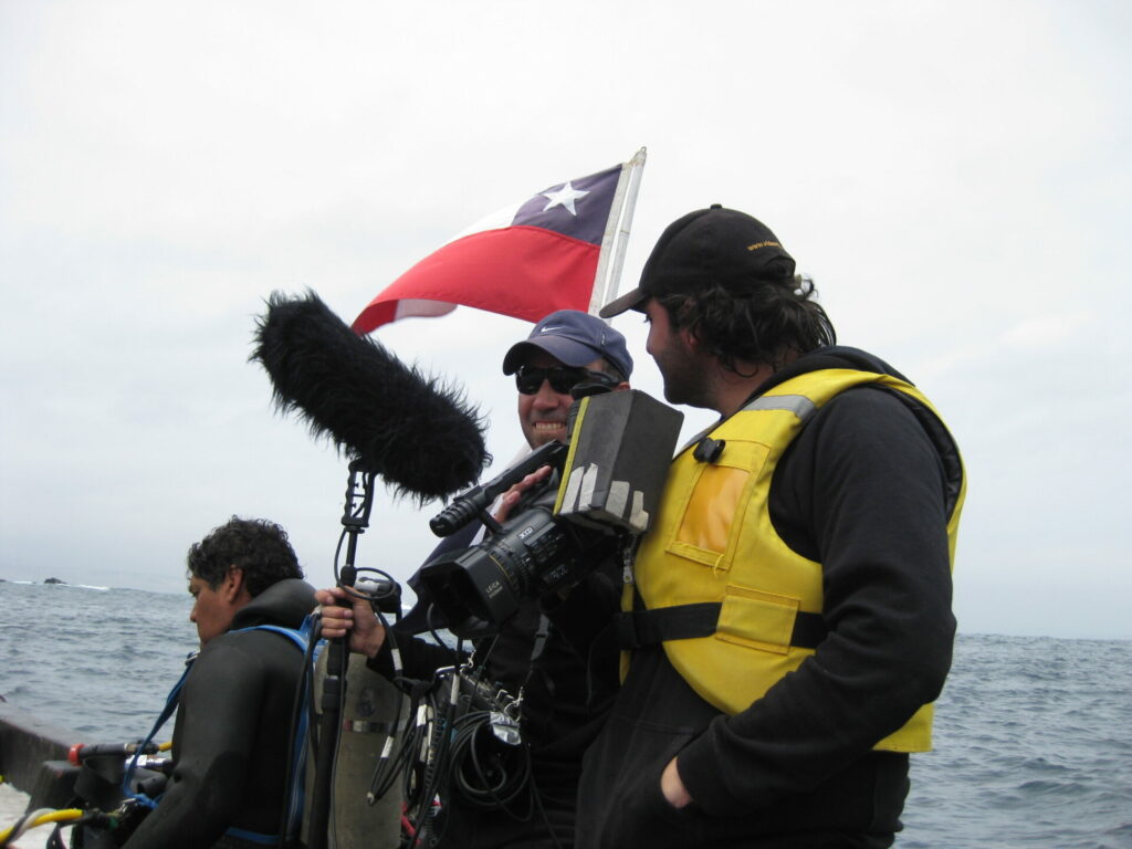 Documentando la operación PAM Denisse. Créditos: ©César Villarroel / Explorasub