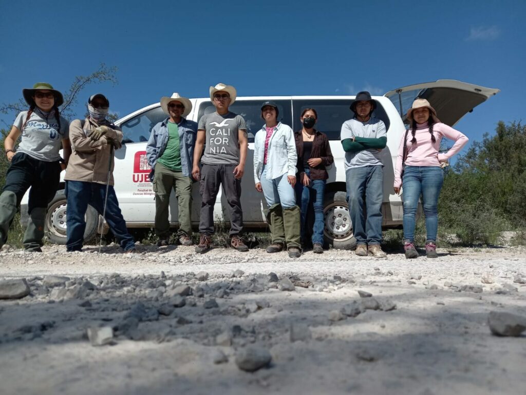 Equipo de investigadores y estudiantes de la Facultad de Ciencias Biológicas de la Universidad Juárez del Estado de Durango (UJED). Foto: Juan Miguel Borja