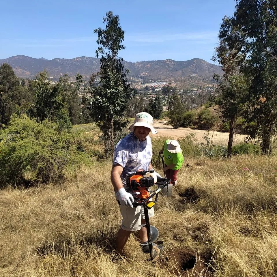 Vecino voluntario de REVA trabajando. Créditos: REVA