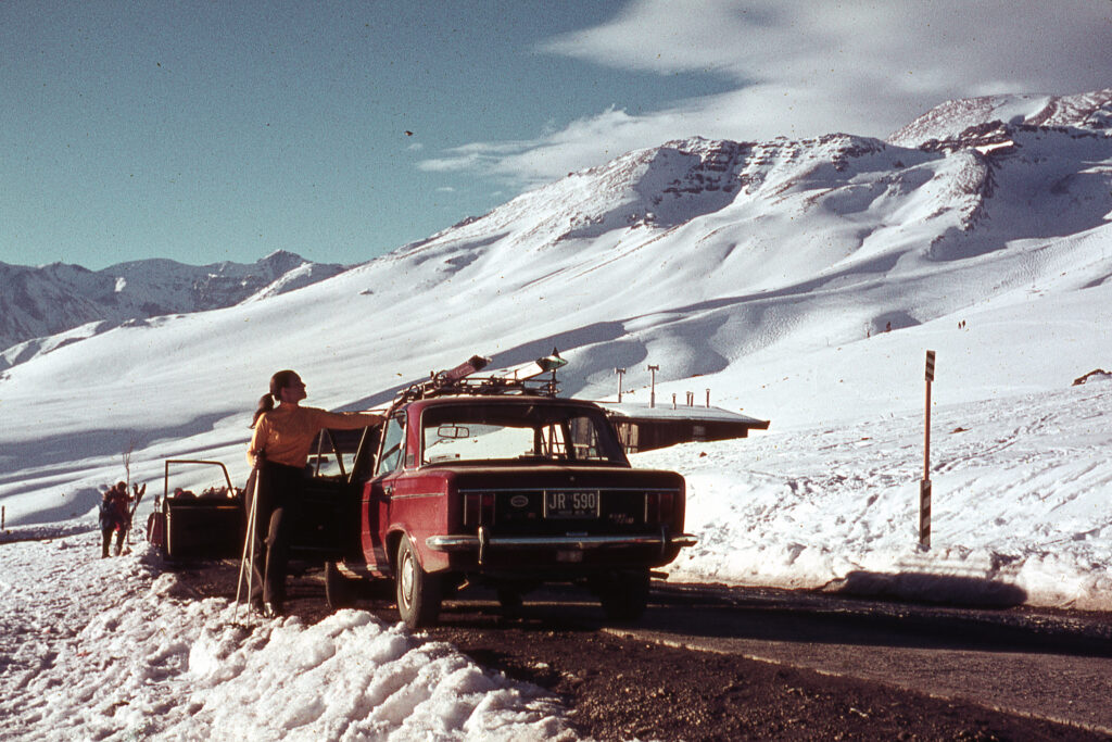 Helma y su Fiat en Farellones, 1970. Foto cedida por Sergio Acuña / compartida por En Terreno Chile