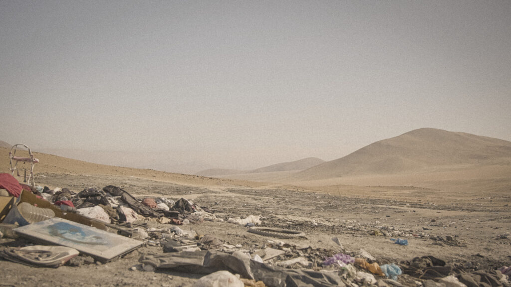 La basura en Atacama es consecuencia directa del mercado de la “moda rápida”. Foto: Divulgación / Hábitat Natural.