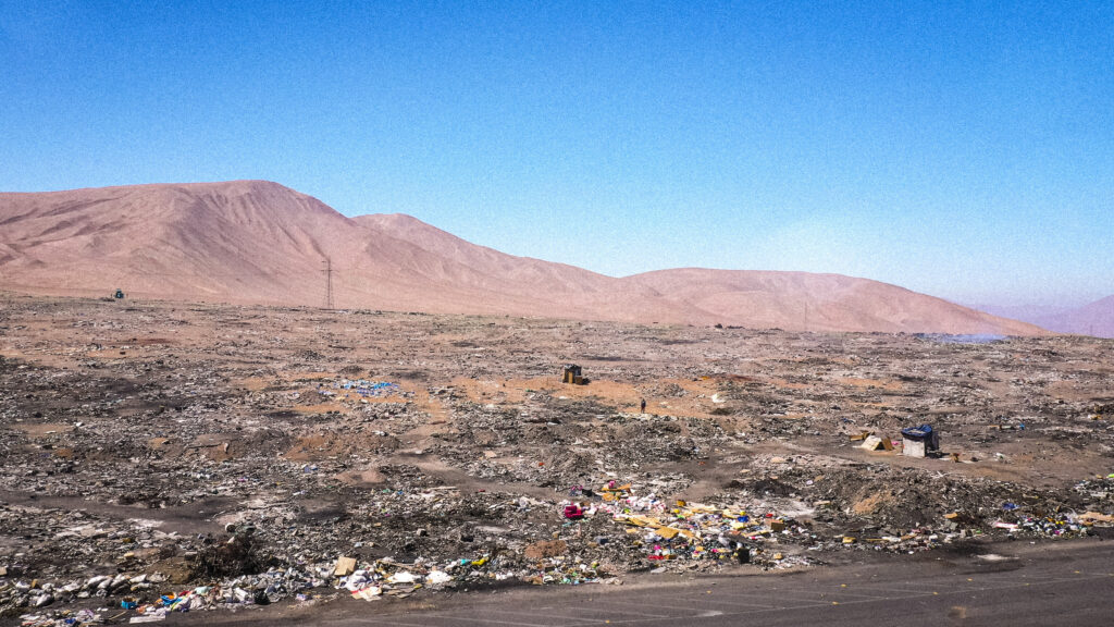 Las montañas de basura de Iquique son tan grandes que pueden detectarse desde el espacio. Foto: Divulgación/Hábitat Natural.