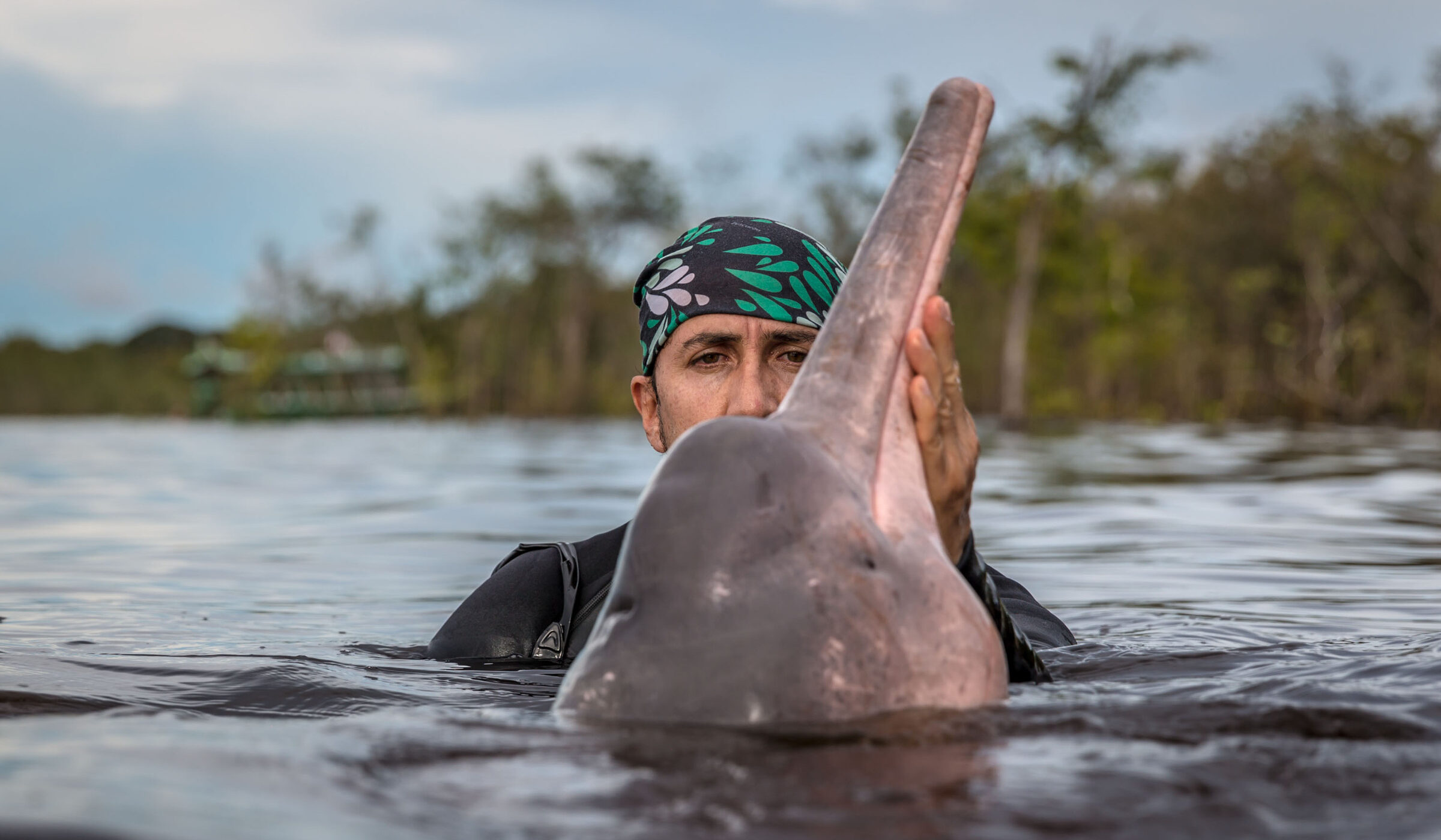 Fernando Trujillo, el biólogo colombiano nombrado como “reencarnación del delfín” por indígenas del Amazonas, y Explorador del Año de NatGeo
