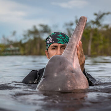 Fernando Trujillo, el biólogo colombiano nombrado como “reencarnación del delfín” por indígenas del Amazonas, y Explorador del Año de NatGeo