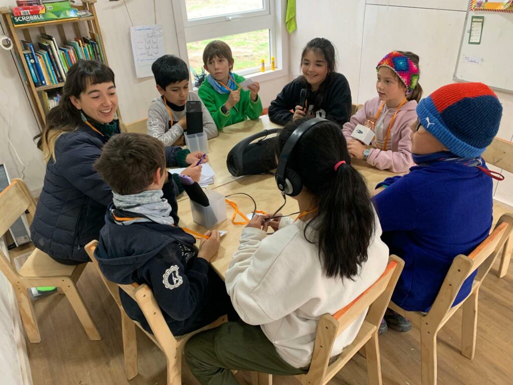 Niños del Colegio del Bosque de Valdivia haciendo su podcast.