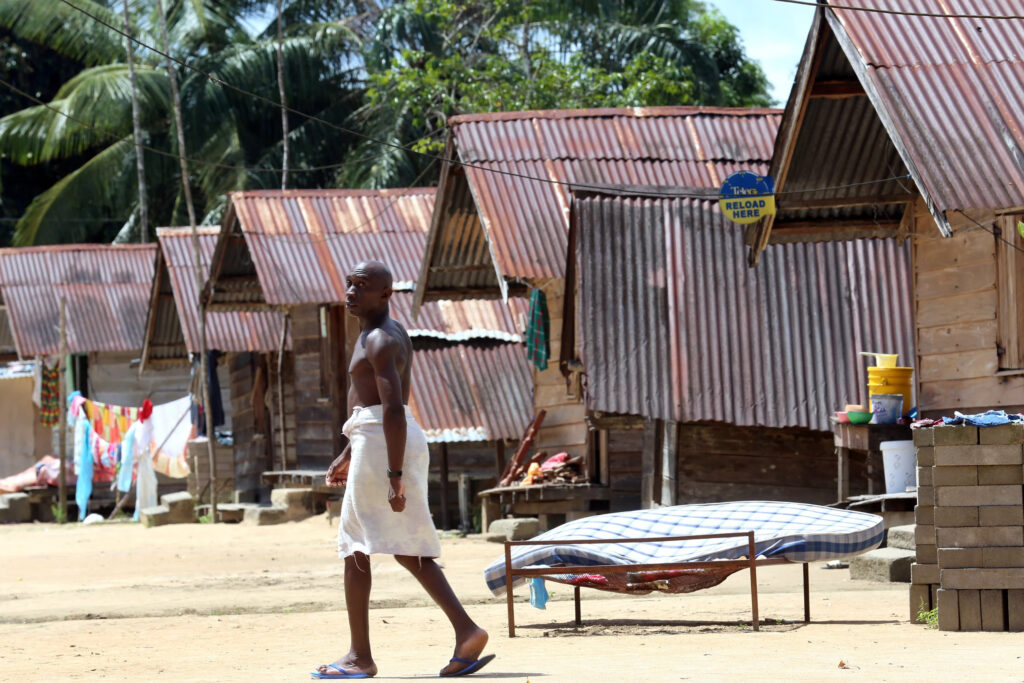 Un hombre en un barrio cimarrón del parque natural Brownsberg, al sur de Paramaribo, la capital de Surinam. Un estudio de 2020 clasificó a tres cuartas partes de la población cimarrona como uno de los segmentos más pobres de la sociedad surinamesa (Imagen: Friedrich Stark / Alamy)