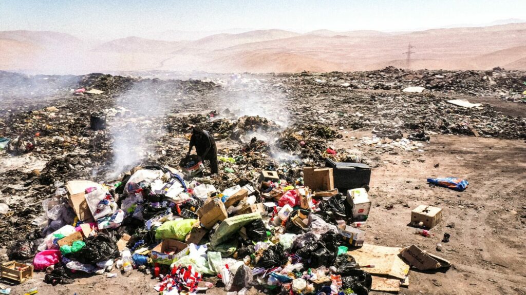 La basura en Atacama es consecuencia directa del mercado de la “moda rápida”. Foto: Divulgación / Hábitat Natural.