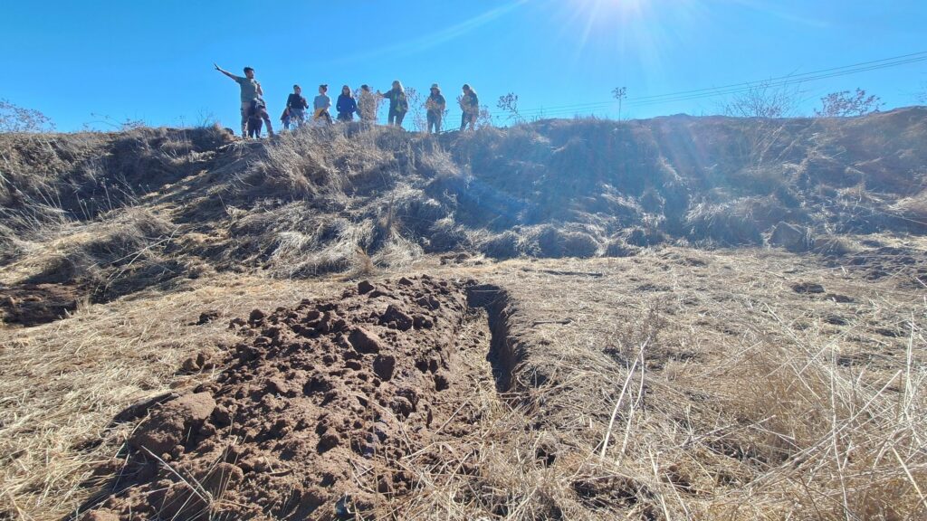 Voluntarios de REVA trabajando en cerro. Créditos: REVA