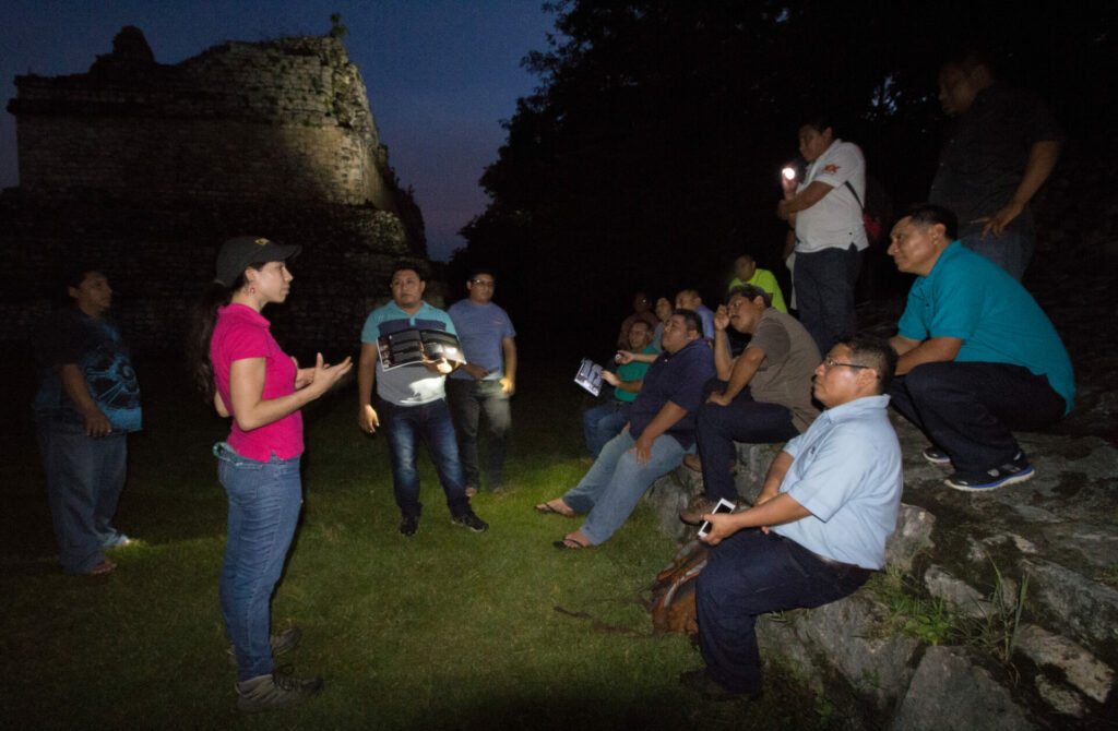 Taller de murciélagos con los guías turísticos de Ek’Balam. Créditos Alejandro Ganesh Marín Méndez