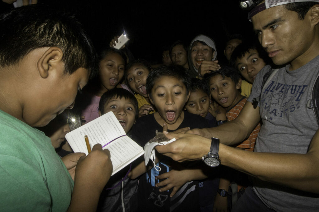 Trabajando con niños y niñas de la comunidad de Ek’Balam. Créditos Alejandro Ganesh Marín Méndez