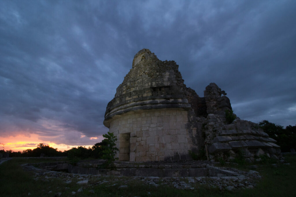 El “Observatorio” al atardecer, en Chichén Itzá. Créditos Alejandro Ganesh Marín Méndez