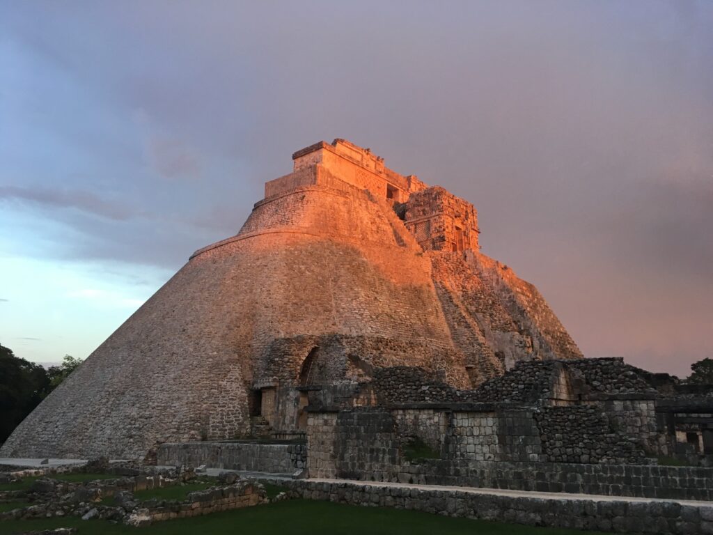 El Templo del Adivino al atardecer, en la Zona Arqueológica de Uxmal, Yucatán. Créditos Alejandro Ganesh Marín Méndez