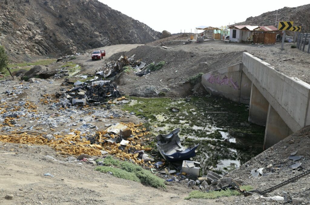 Basura en Paposo. Humedal.