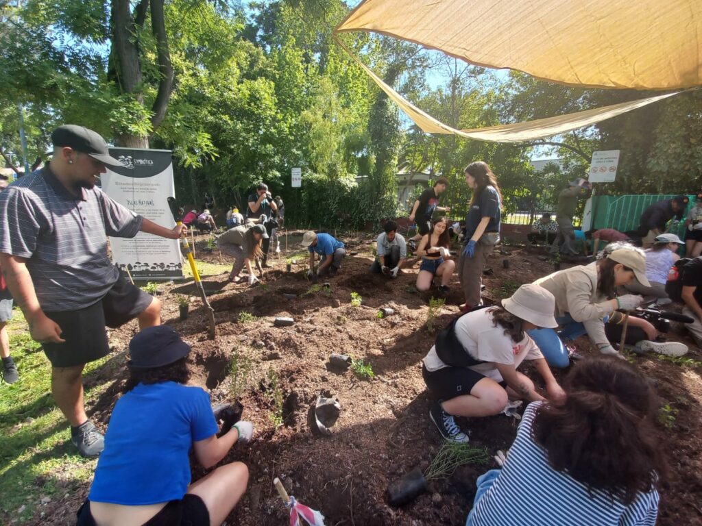 Fondo Juventud y Acción Climática: Foto: Bloomberg y Gobierno de Santiago