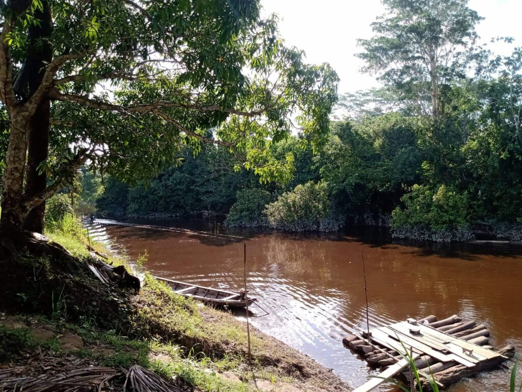 Las comunidades indígenas, entre ellas el pueblo kukama, sufren por la contaminación constante del río Marañón por los derrames de petróleo. Foto: Federación de Mujeres Indígenas Kukama Huaynakana Kamatahuara Kana.