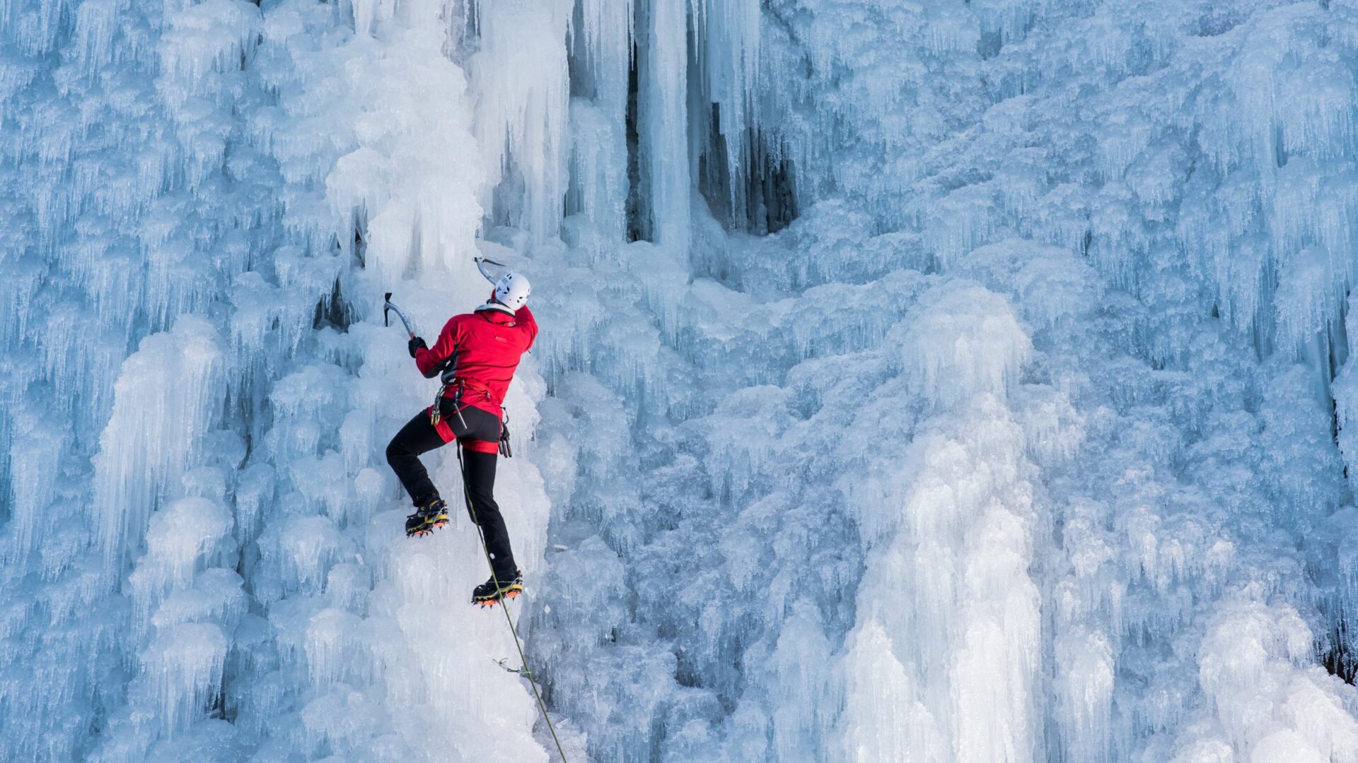 Cascadas congeladas, glaciares y mucho hielo: Conoce la historia de la escalada en hielo en Chile