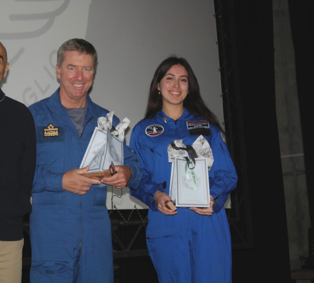 Matilde junto al astronauta de la European Space Agency, Roberto Vittori en su paso por Chile. Créditos Matilde Gaete