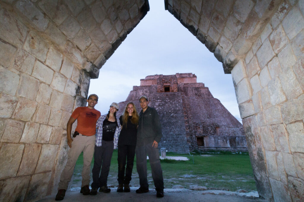 Equipo de investigación en Uxmal. De izquierda a derecha: Ganesh Marín, Daniela Cafaggi, Camila Raven y Daniel Ramos. Créditos Alejandro Ganesh Marín Méndez