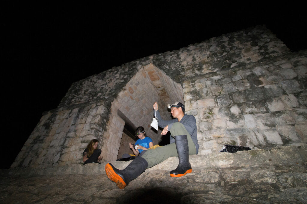 Noches de trabajo en el templo de Ek’Balam. Créditos Alejandro Ganesh Marín Méndez