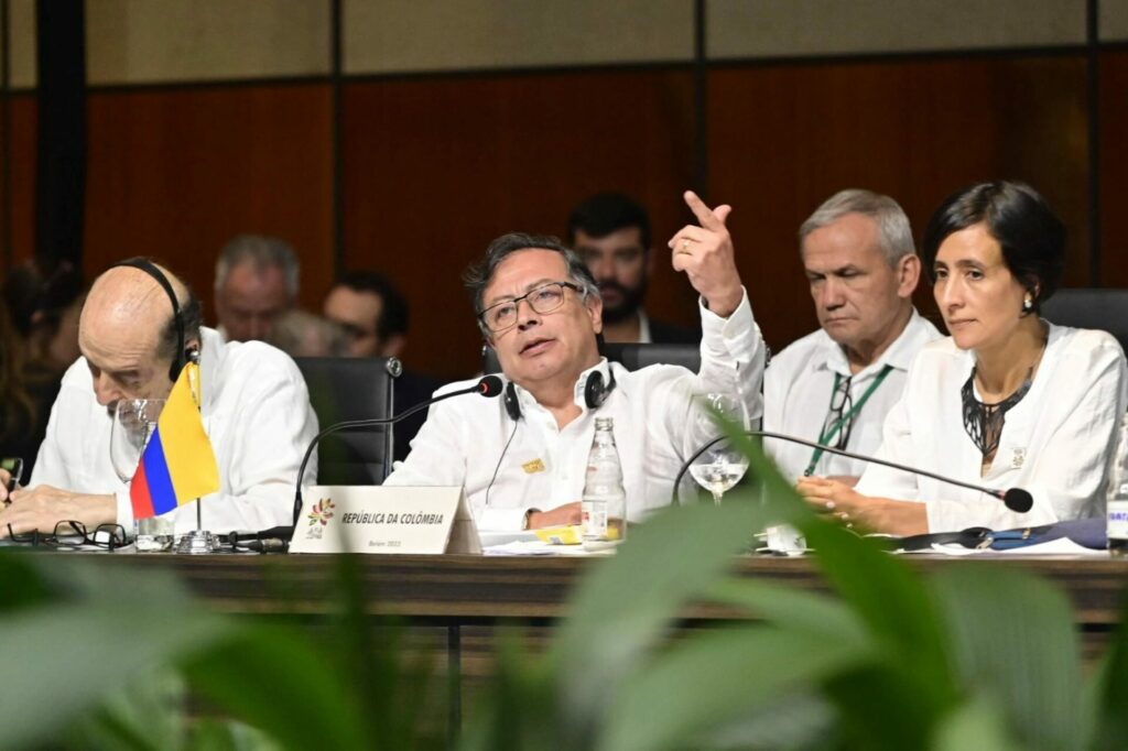 El presidente colombiano Gustavo Petro (centro) junto a la ministra de Ambiente, Susana Muhamad (derecha), durante la Cumbre Amazónica del año pasado. La protección de la selva ha formado parte de la agenda del gobierno de Petro. Créditos Cristian Garavito / Presidencia de Colombia, PDM