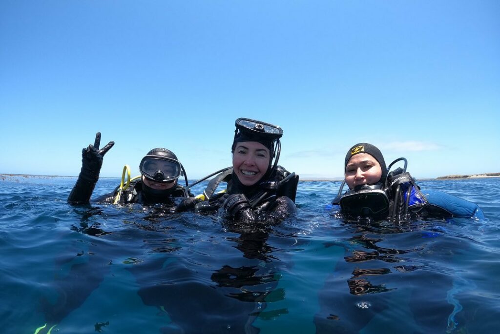 El equipo de Sirenas de Natividad está integrado por cinco mujeres amas de casa, esposas e hijas de pescadores, capacitadas para el buceo y monitoreo científico. Foto: Elba López