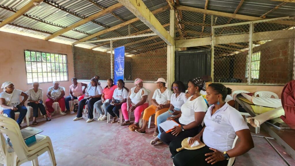 Mujeres afrocolombianas durante un taller para la identificación de recursos ecosistémicos, con la intención de recuperar ojos de agua e identificar espacios para hacer ecoturismo. Foto: ASOM