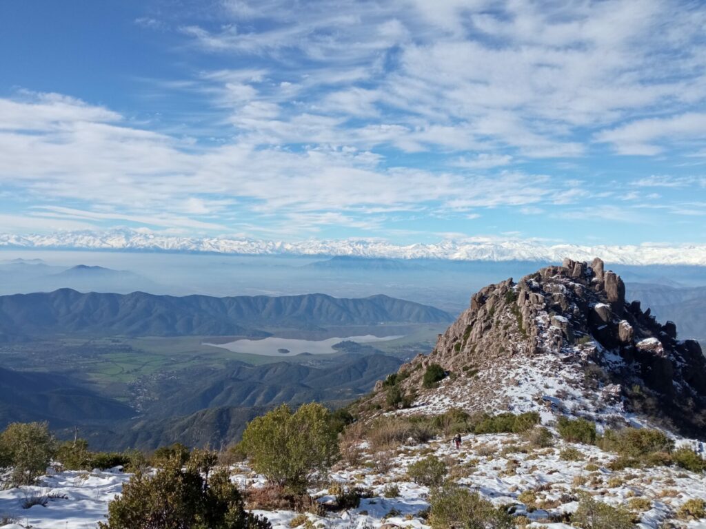 Vista hacia la laguna de Aculeo desde la Reserva Natural Altos de Cantillana. Créditos Edgar Ibarra