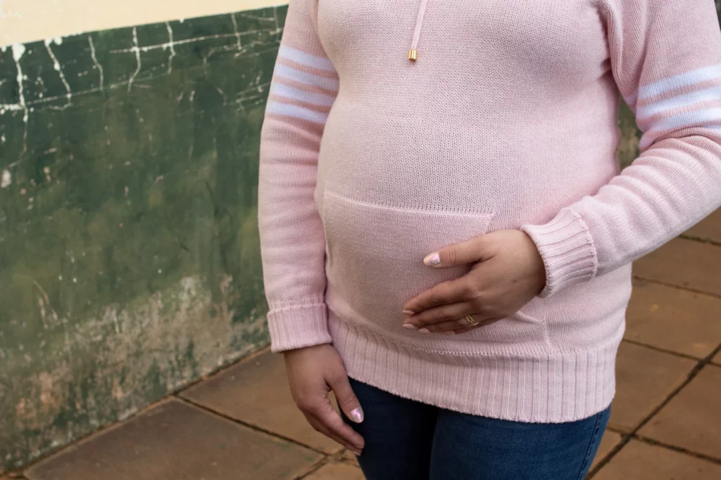 Una mujer embarazada espera en una clínica de la sede del Sindicato de Trabajadores Rurales de Vacaria. El análisis de Moraes muestra que en los municipios donde hasta un tercio de la tierra se dedica a la agricultura, como Vacaria, el riesgo de desarrollar anomalías congénitas es un 2% mayor. Créditos Anna Ortega