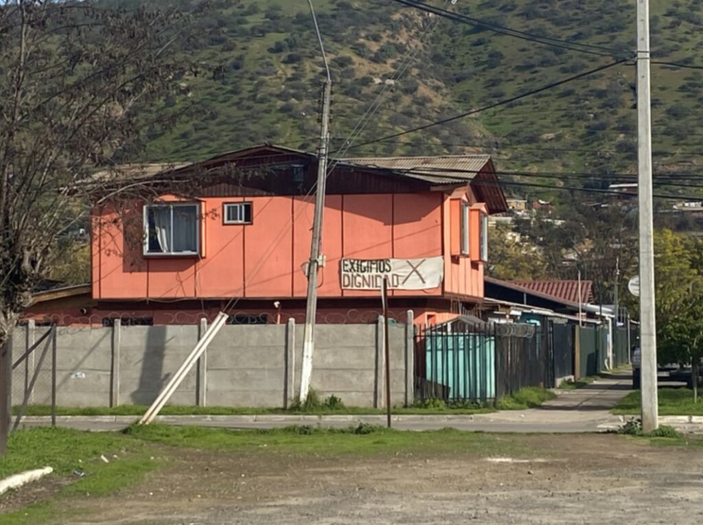 Cartel en una casa de Villa Disputada. Créditos Dana Codoceo