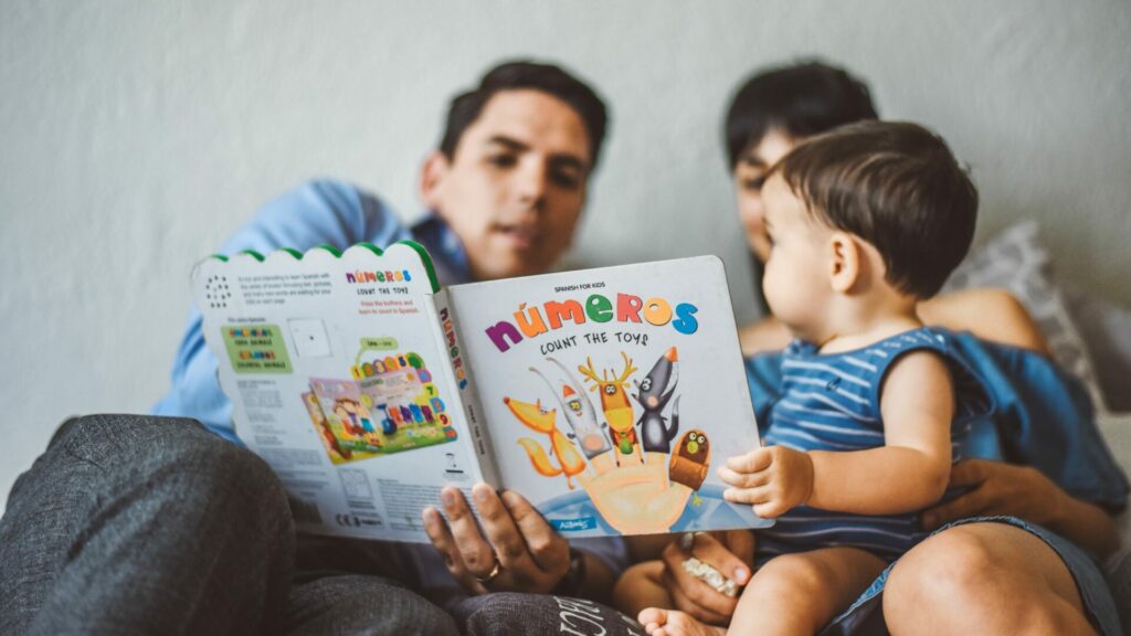 Niños leyendo con sus padres. Créditos: Foxy Dolphin.