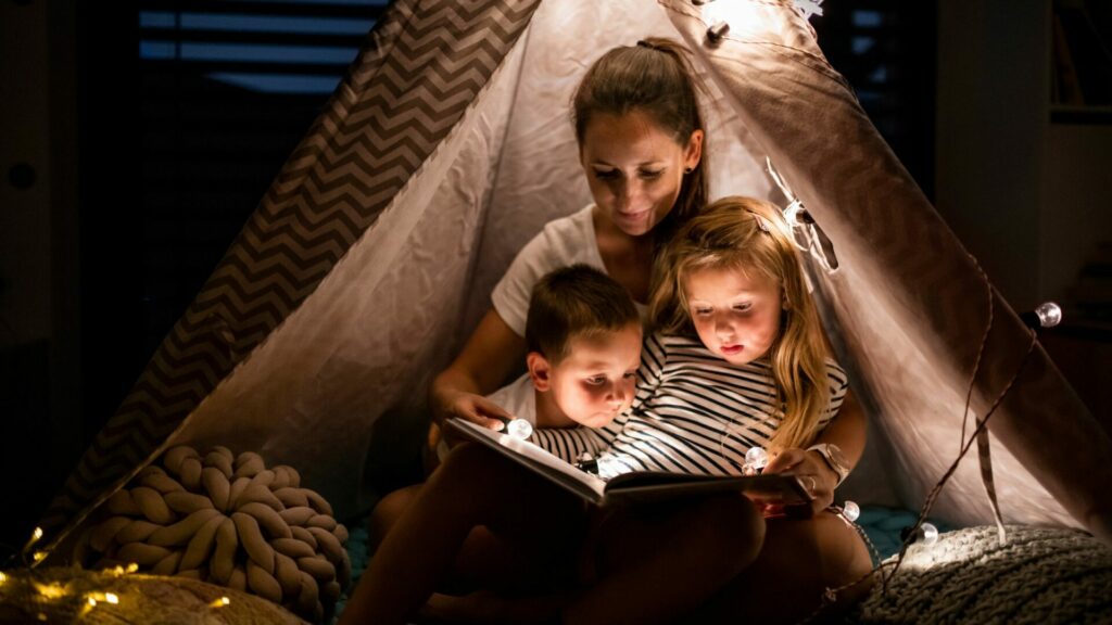 Niños leyendo con su madre. Créditos: Halfpoint.