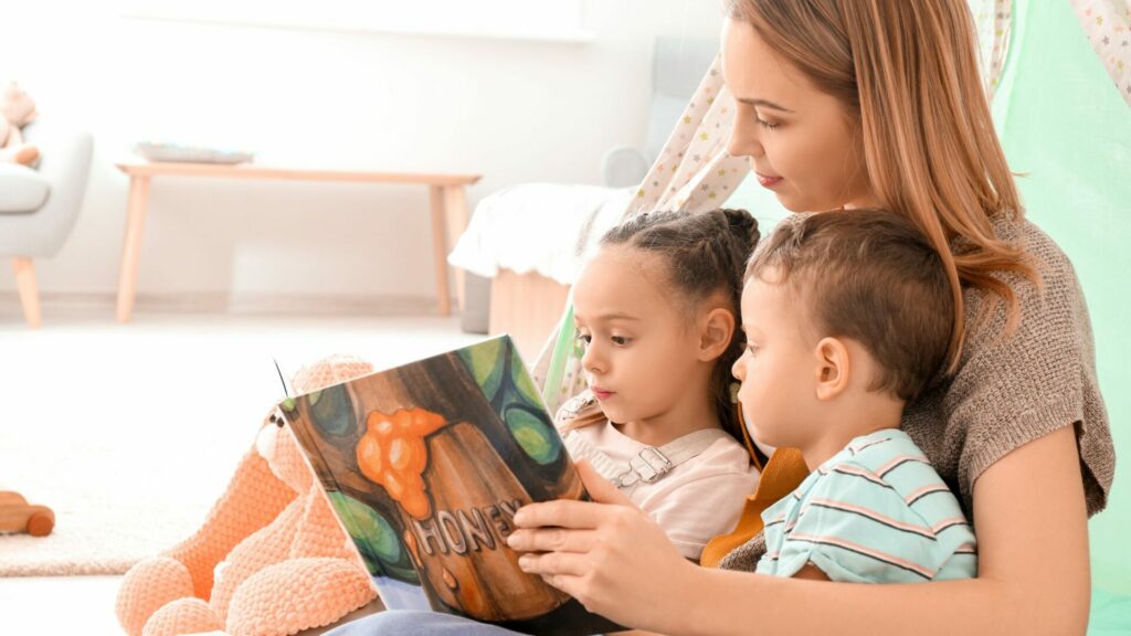 Niños leyendo con su madre. Créditos: Pixelshot.