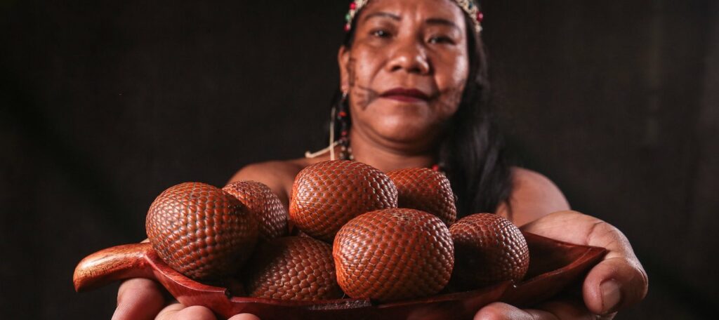 María Célsida Biguidima y frutos de canangucha. Créditos César David Martínez