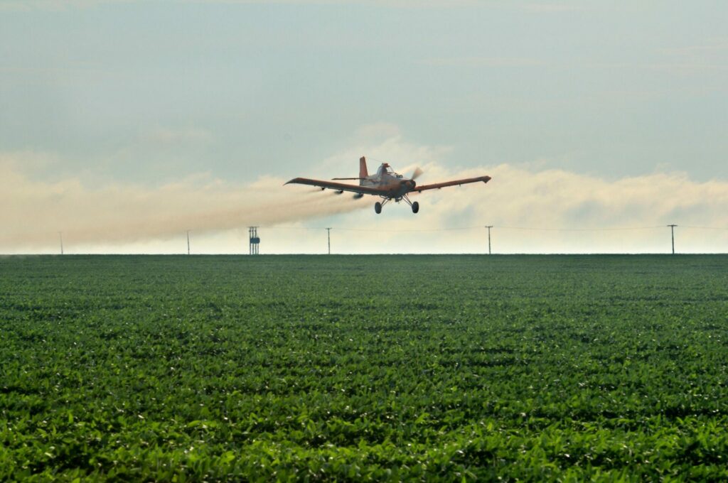 Un avión pulveriza pesticidas sobre cultivos de soja en Mato Grosso, Brasil. Más al sur, los agricultores de Rio Grande do Sul han recurrido a los tribunales para prohibir esta práctica que, según ellos, ha afectado a sus cultivos ecológicos y a su salud. Créditos Florian Kopp / imageBROKER / Alamy