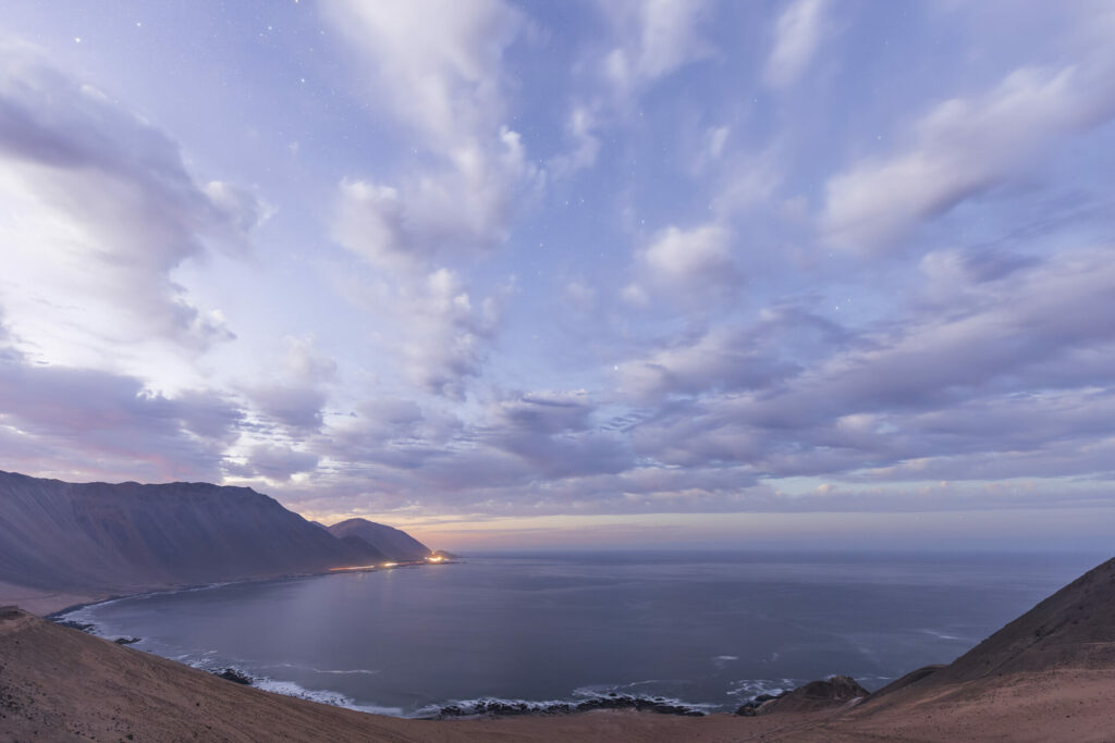 Trilogía Visiones Costa de Dragón Amanecer bahía entre pabellón de Pica y caleta río seco