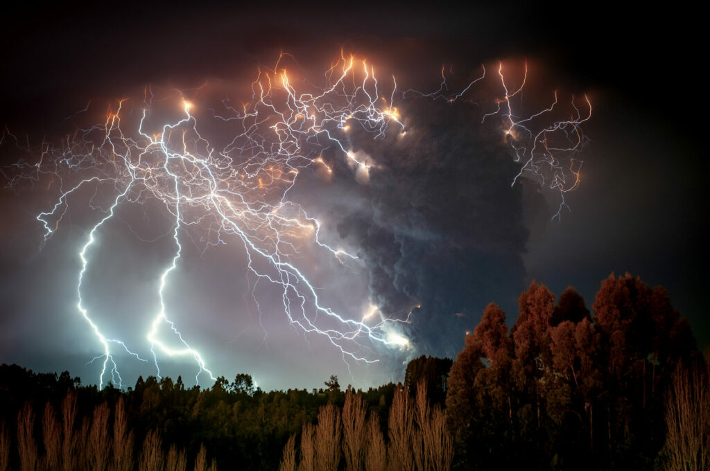 Erupción Cordón del Caulle. La fotografía ganó el FotoCAM 2011. Créditos Francisco Negroni.