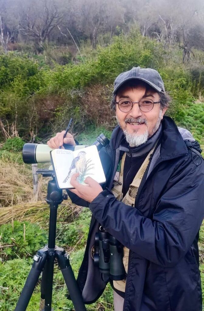 Daniel Martínez dibujando en terreno Guías de campo Museo Ediciones