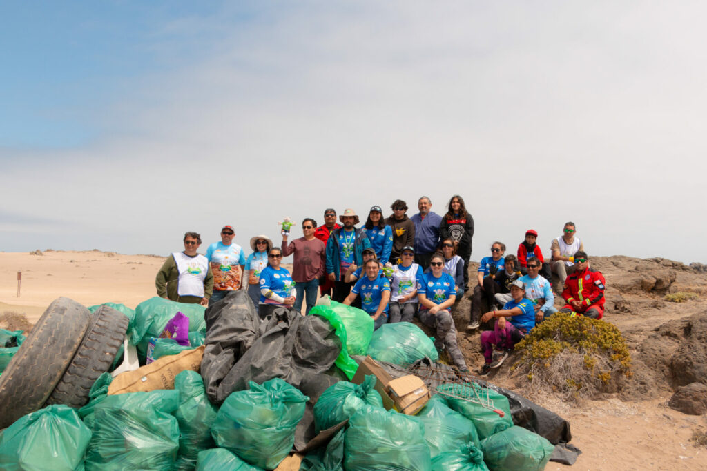 voluntarios jornada de limpieza humedal Bahía Cisne junto a Luís Andaur