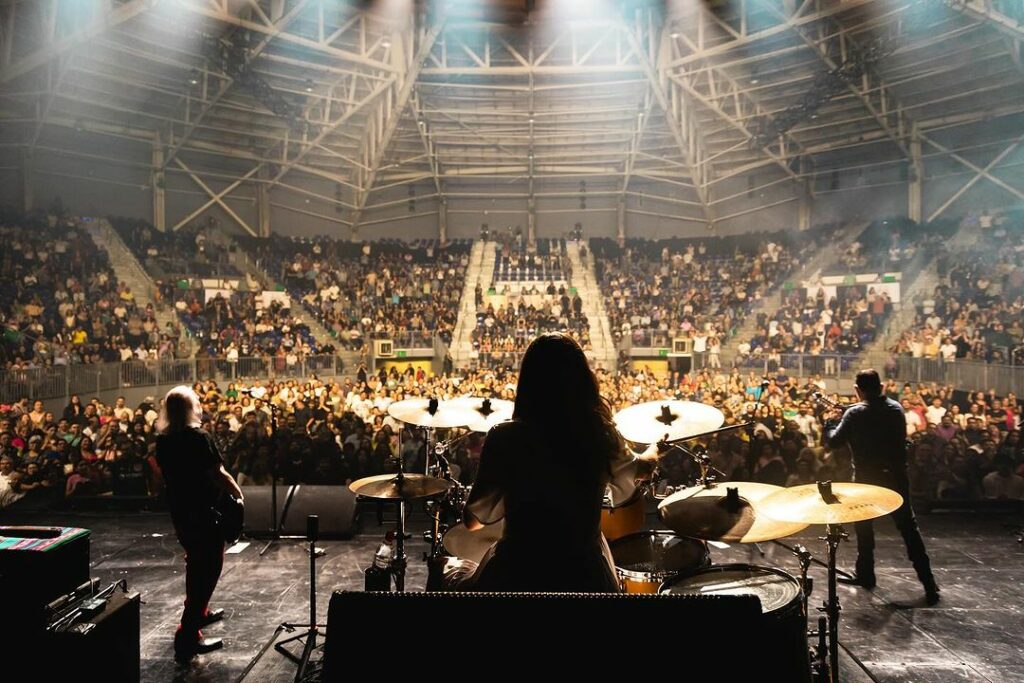 Juanita Parra, integrante de Los Jaivas, tocando en un concierto. Créditos: Los Jaivas.