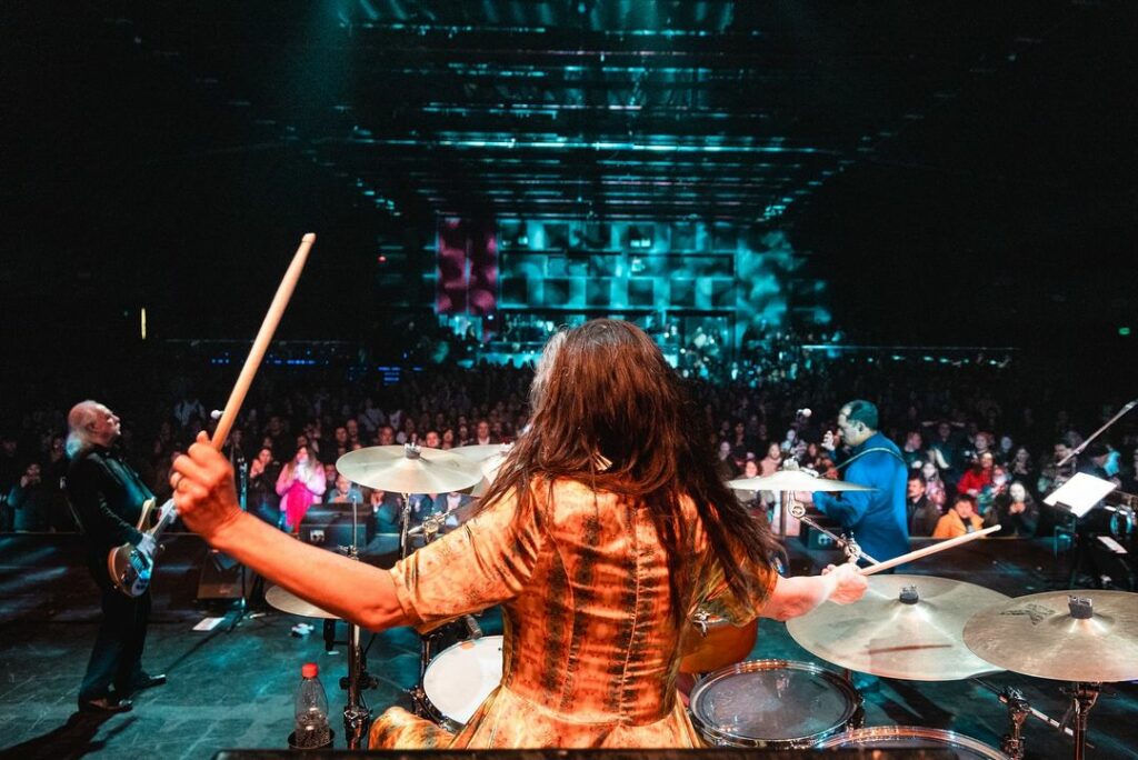 Juanita Parra, integrante de Los Jaivas, tocando en un concierto. Créditos: Los Jaivas.