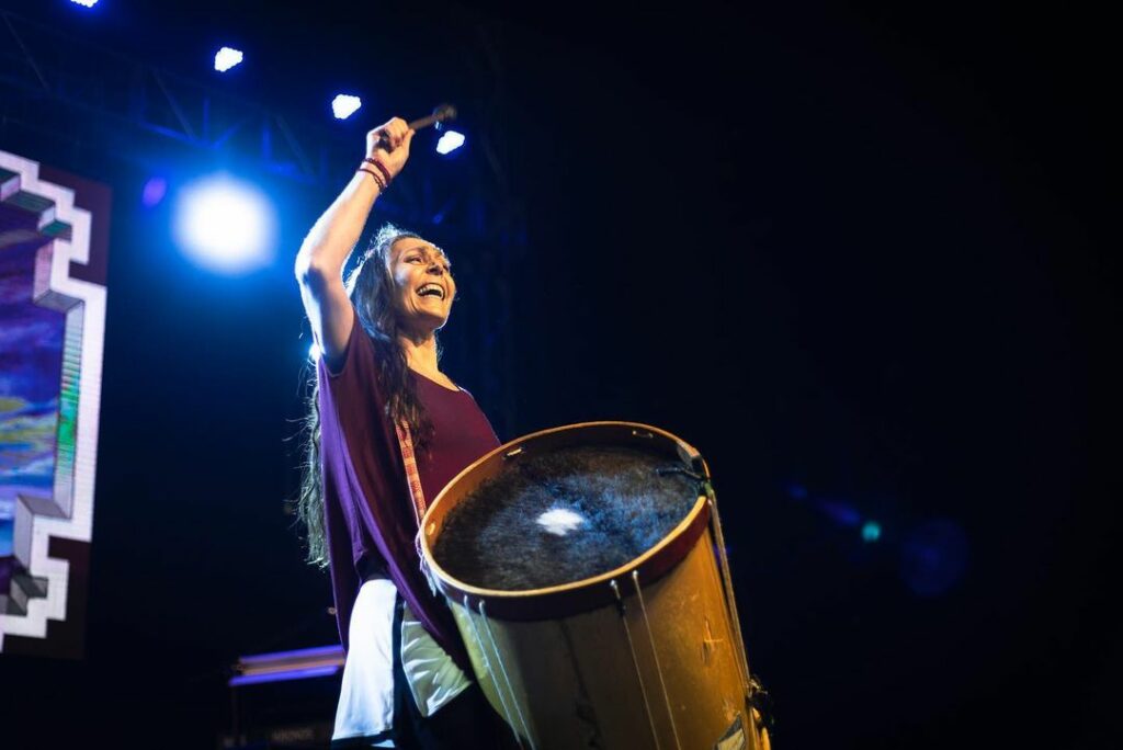 Juanita Parra, integrante de Los Jaivas, tocando en un concierto. Créditos: Los Jaivas.