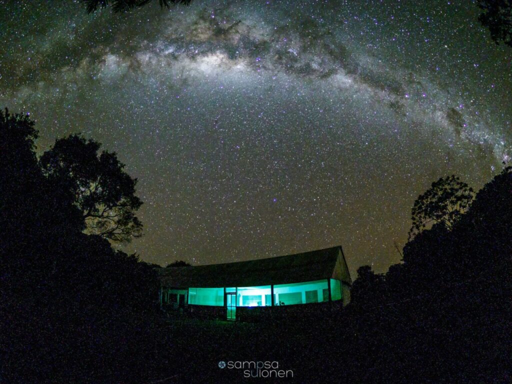 Vista nocturna de una de las viviendas en la reserva. Créditos: Sampsa Sulonen.